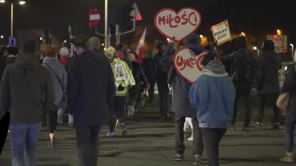 ГДАНСК, ПОЛЬША - 4 ноября. Протест против строгих законов об абортах. — стоковое видео