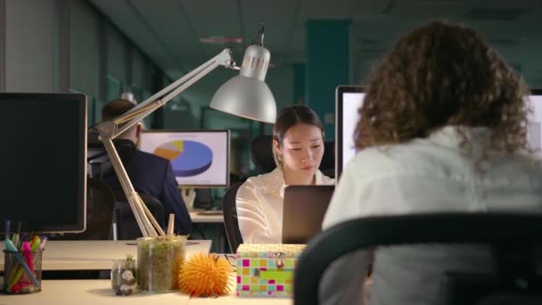 Jong team van diverse professionals werken laat in Modern Office — Stockvideo