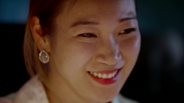 Mladá asijská žena smích zatímco práce pozdě v kanceláři — Stock video