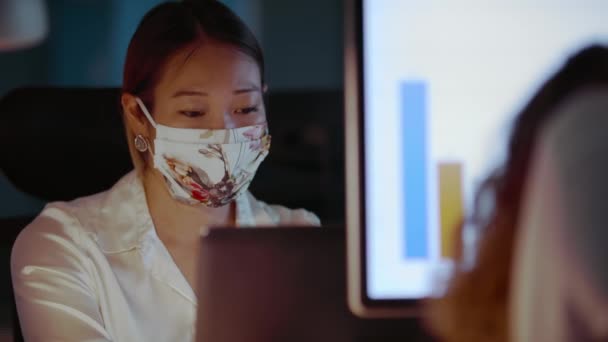Jonge vrouwelijke professionals werken laat in tijdens de COVID-19 pandemie — Stockvideo