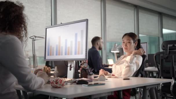 Jeune femme asiatique professionnel travaillant tard dans le bureau — Video