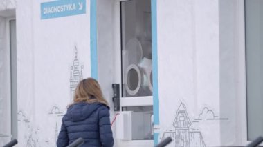 GDANSK, POLAND - 30 EKİM 2020 KADIN COVID-19 Test Merkezi 'nde Test Ediliyor