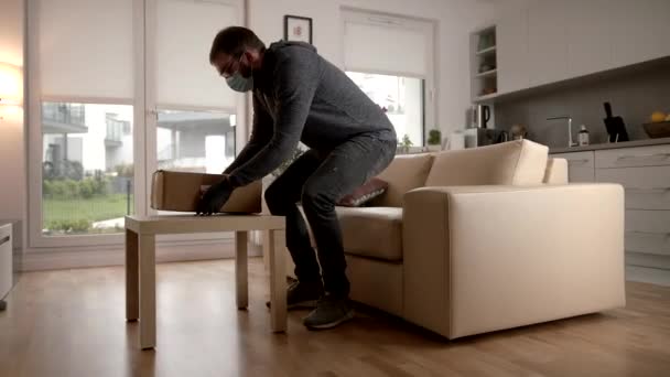 Lelaki Kaukasia Meletakkan Paket Pada Meja Kopi Dalam Rencana Terbuka-Nya Ruang Tinggal — Stok Video