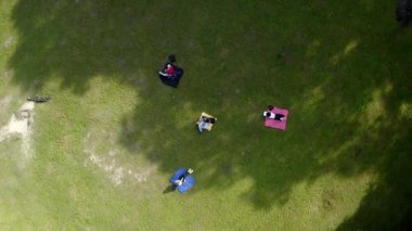 Bir grup insan boş zamanlarını parkta sosyalleşerek geçiriyorlar.