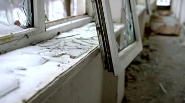 Kıyamet Sonrası Koridordaki Pencere pervazında Parçalanmış Cam Lynig