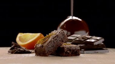 Arka planda Portakallı Brownie Bar 'ın Yavaş Çekimi 