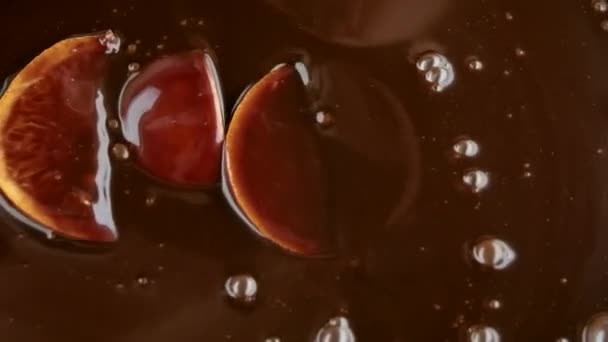 橙片漂浮在有气泡的热巧克力上 — 图库视频影像