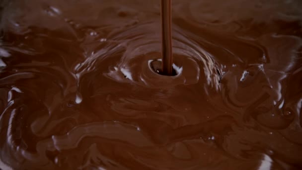 Slowmo Primer plano de verter chocolate con leche derretida y densa — Vídeos de Stock