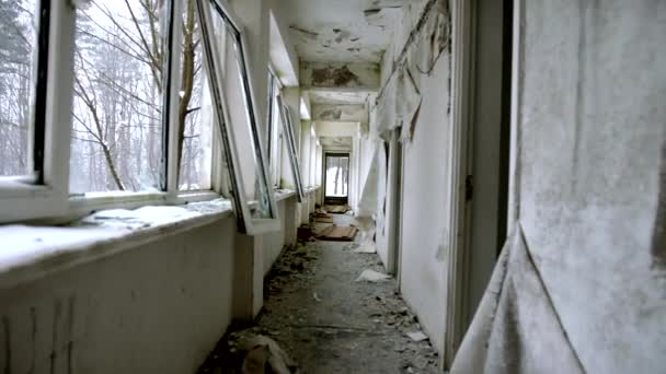 Séta az elpusztult üres post apokaliptikus folyosón — Stock videók