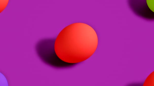 Huevos de Pascua coloridos girando en filas en bucle sin costuras sobre fondo violeta. — Vídeos de Stock