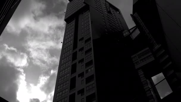 Futuristiska moderna skyskrapor. Arkitektur på svartvitt humör. Dolly skjuten — Stockvideo