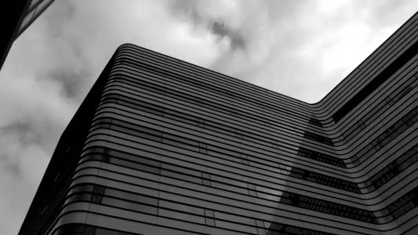 Futuristiska moderna skyskrapor. Arkitektur på svartvitt humör. Dolly skjuten — Stockvideo