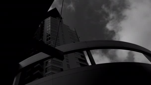 Rascacielos modernos futuristas. Arquitectura en blanco y negro. Dolly disparó — Vídeo de stock