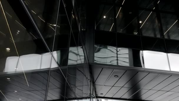 Reflekterande väggar vy i futuristiska affärsdistrikt, dolly skott — Stockvideo