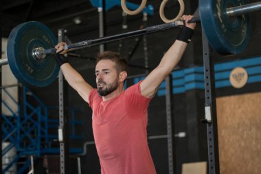 Spor salonundaki çocuk çapraz antrenman yapıyor.