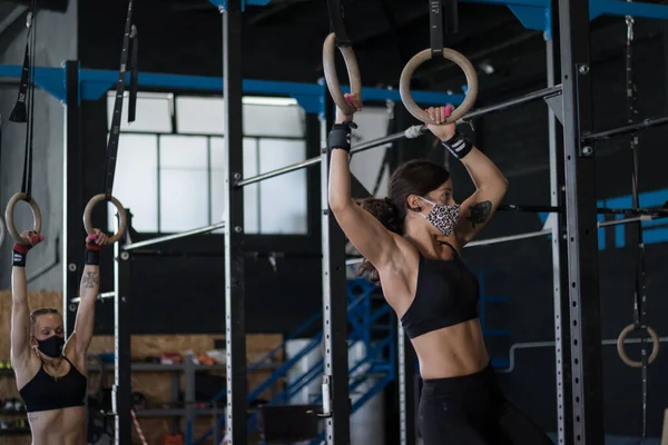 Meisjes Met Masker Een Sportschool Doen Cross Training — Stockfoto