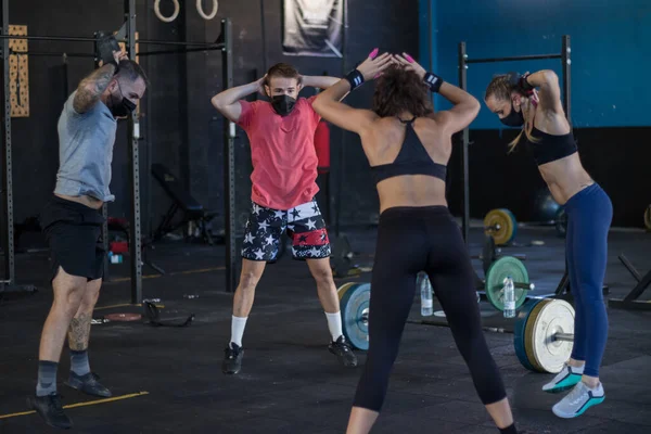 Pessoas Com Máscara Ginásio Fazendo Cross Treinamento — Fotografia de Stock