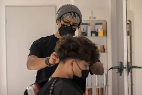 Sesión Una Peluquería Con Una Joven Peluquera Con Una Máscara —  Fotos de Stock