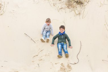 bir kız ile oynayan çocuk