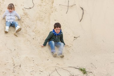 bir kız ile oynayan çocuk
