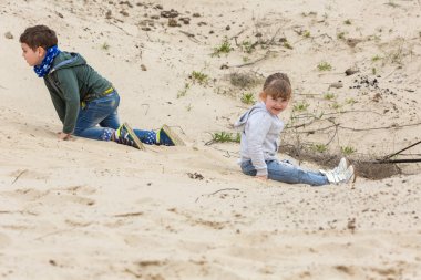 bir kız ile oynayan çocuk
