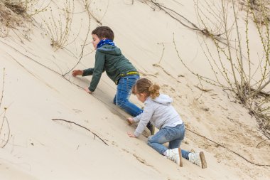 bir kız ile oynayan çocuk