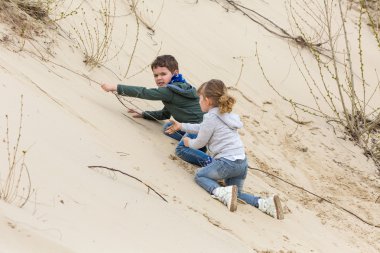 bir kız ile oynayan çocuk