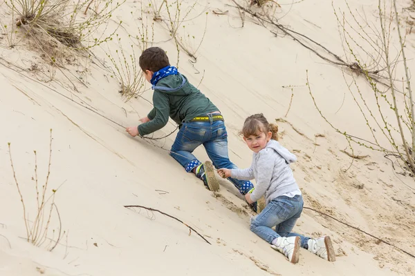 bir kız ile oynayan çocuk