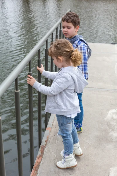 bir kız ile oynayan çocuk