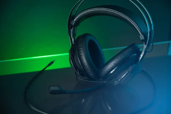 ゲーマーのヘッドフォン暗い背景とカラフルな光 — ストック写真