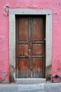 Guanajuato Meksika 'daki eski paslı Meksika koloni kapısı..