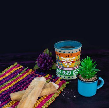 Mısır hamurundan yapılmış Meksika yemeği ve örülmüş masa örtüsü üzerinde kahve kavanozu..