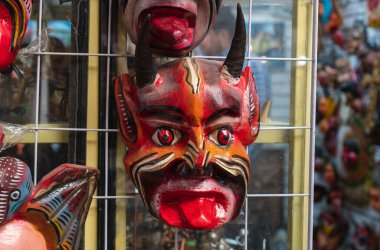Guanajuato Meksika 'daki Meksika Hediyelik Eşya Dükkanında Şeytan Maskesi.