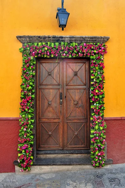 Casa Mexicana Puerta Estilo Colonial Con Decoración Flores San Miguel — Foto de Stock
