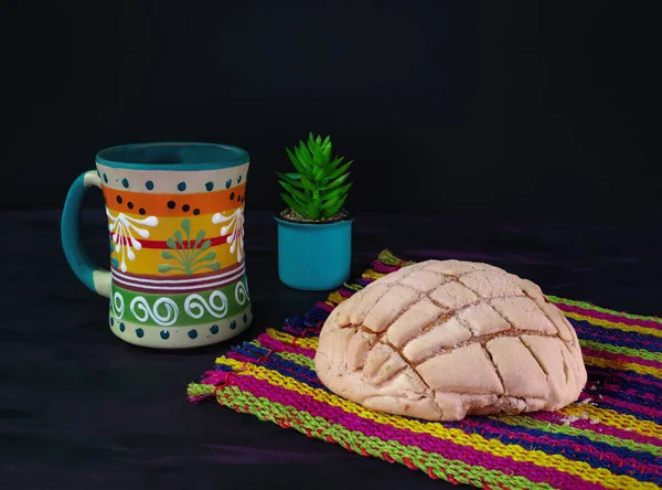 Concha Bröd Mexikanska Söta Scone Och Kaffe Burk Woven Bordsduk — Stockfoto