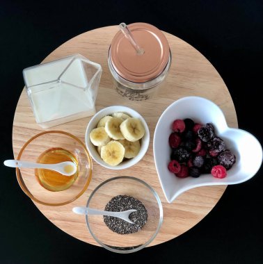 Sağlıklı bir pürüzsüz için önceden hazırlanmış malzemeler.