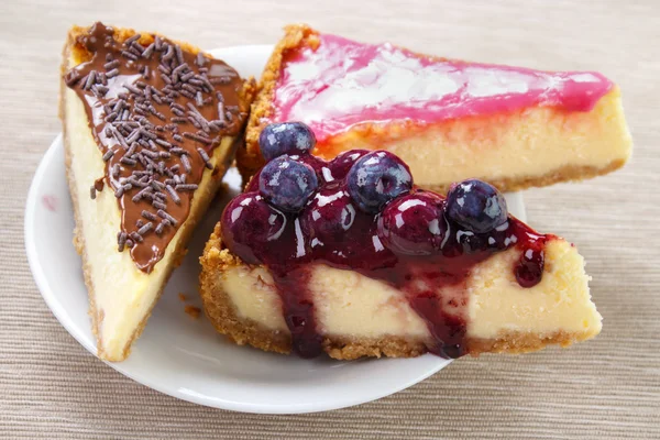 Drie cheesecake segmenten — Stockfoto