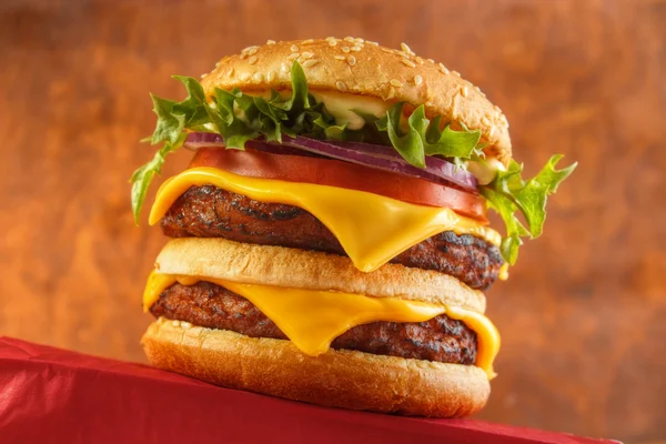 Klassieke dubbele Cheeseburger — Stockfoto