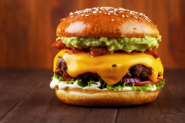 Guacamole sığır eti burger