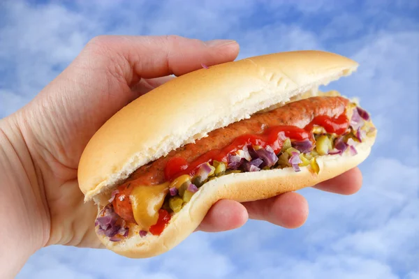 El hotdog tutarak — Stok fotoğraf