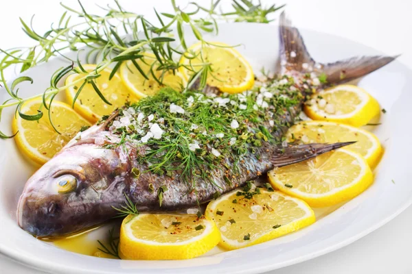 Pescado crudo sazonado —  Fotos de Stock