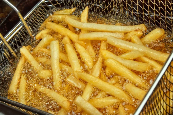 Cozinhar batatas fritas — Fotografia de Stock