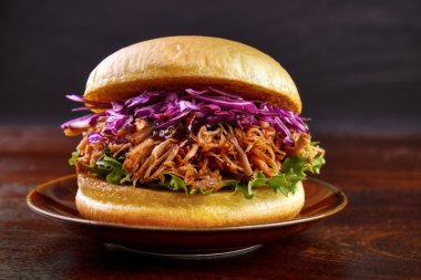 Domuz burger kırmızı lahana salatası ile