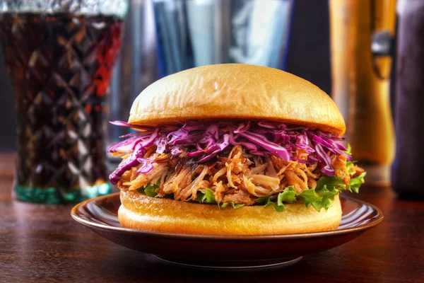 Hamburguesa de cerdo con ensalada de col roja — Foto de Stock