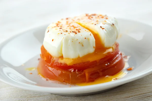 半熟卵とトマト — ストック写真