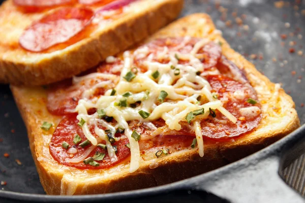 Sanduíches com pepperoni e queijo — Fotografia de Stock