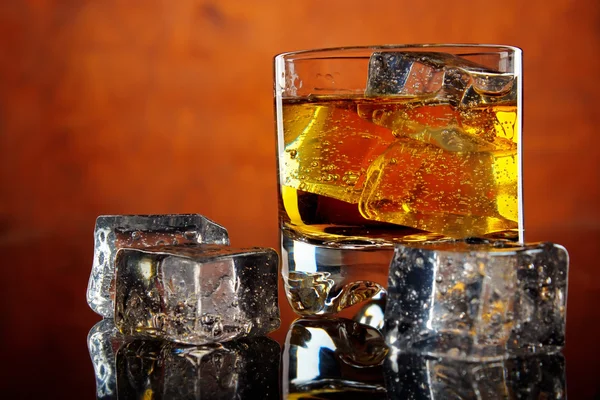 Glass of whiskey and ice cubes — Stock Photo, Image
