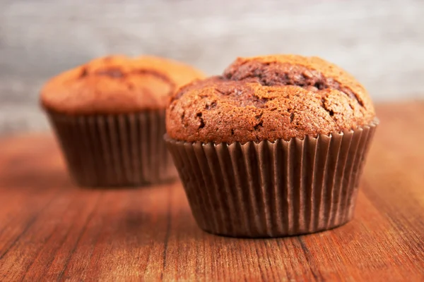 Zwei selbst gebackene Schokoladen-Cupcakes — Stockfoto