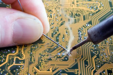 bir elektronik devre lehimleme