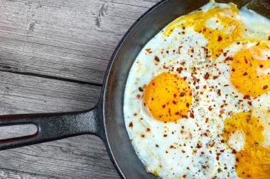 Dökme demir tavada kızarmış yumurta